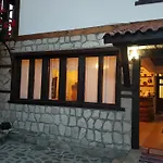 Konukevi Trenchova